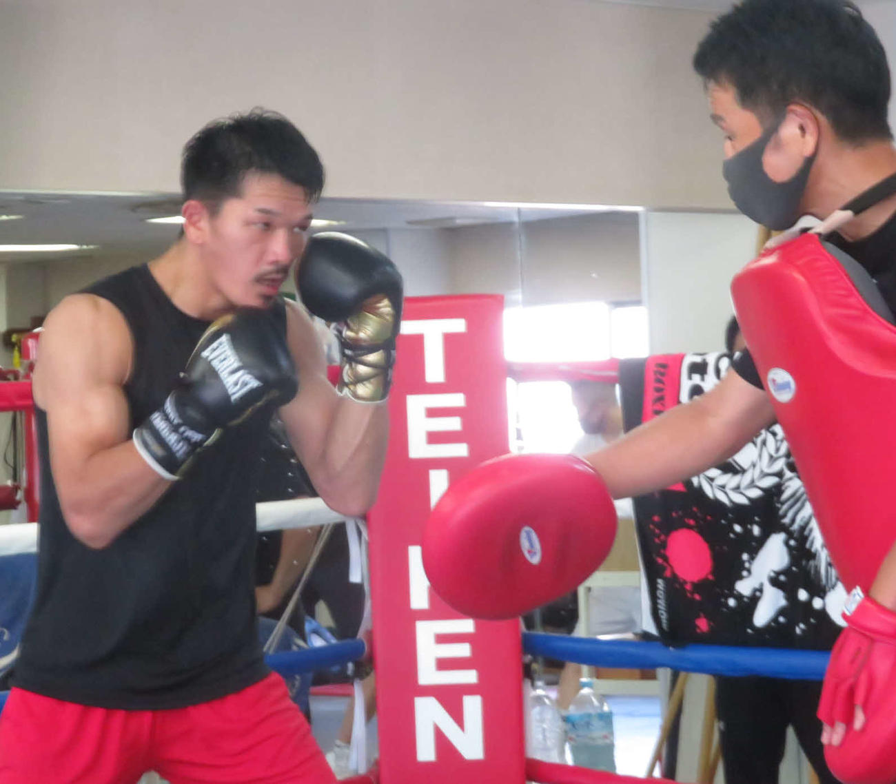 田中トレーナー（右）とのミット打ちを精力的に消化したIBF世界スーパーフェザー級3位尾川