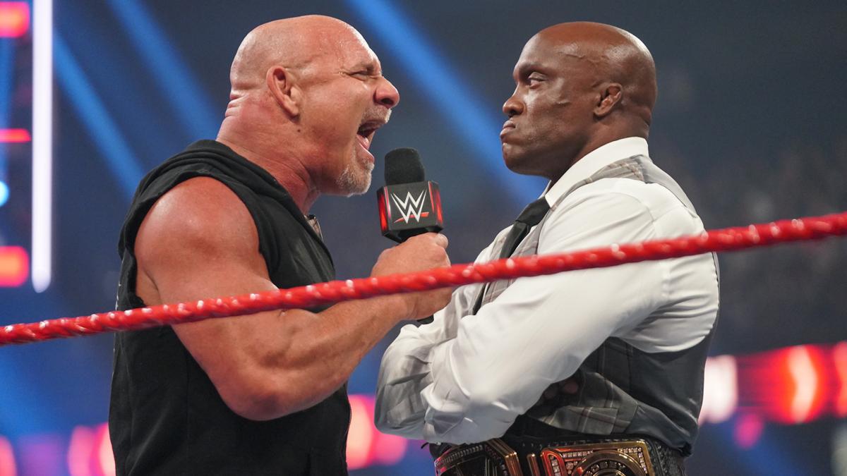 リング上でWWEヘビー級王者ラシュリー（右）と向き合うゴールドバーグ（C）2021 WWE, Inc. All Rights Reserved.