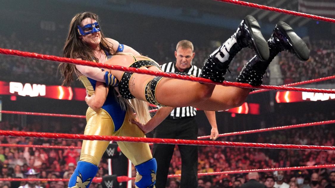 フレアー（右）の首を捕獲し、旋回式首砕きを狙うロウ女子王者ASH（Ｃ）2021 WWE, Inc. All Rights Reserved.