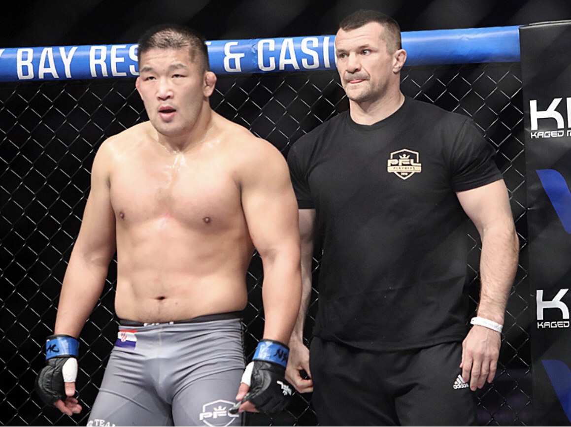 ミルコ・クロコップ氏（右）の打撃指導を受け、K－1初参戦する石井慧（石井本人提供）