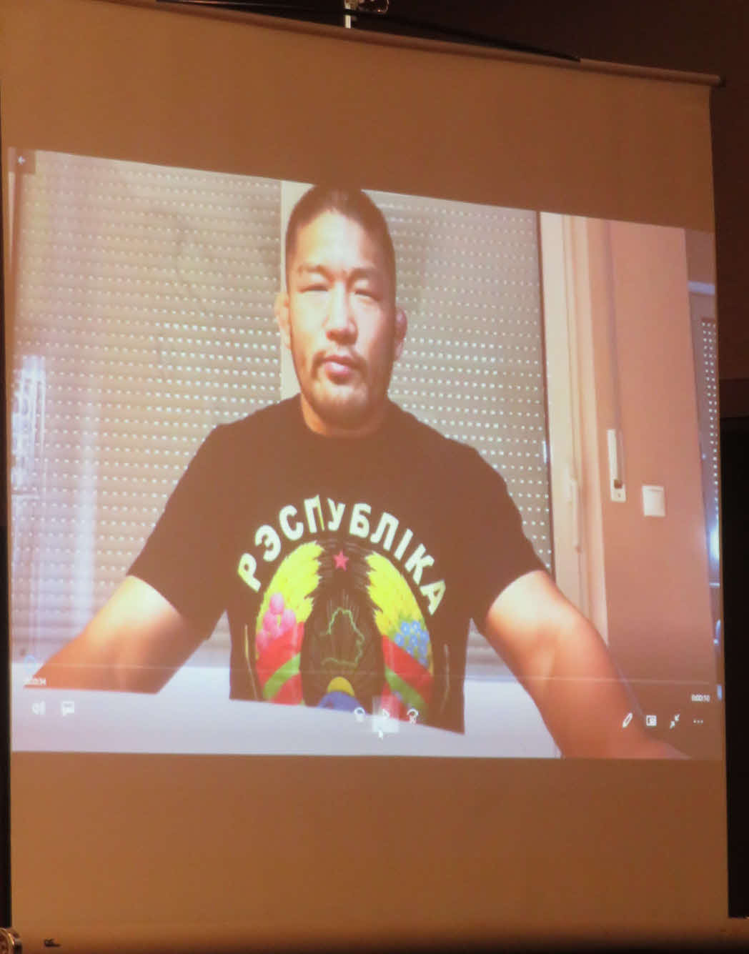 愛鷹とスーパーヘビー級3分3回で対戦が決まった石井はビデオメッセージで登場