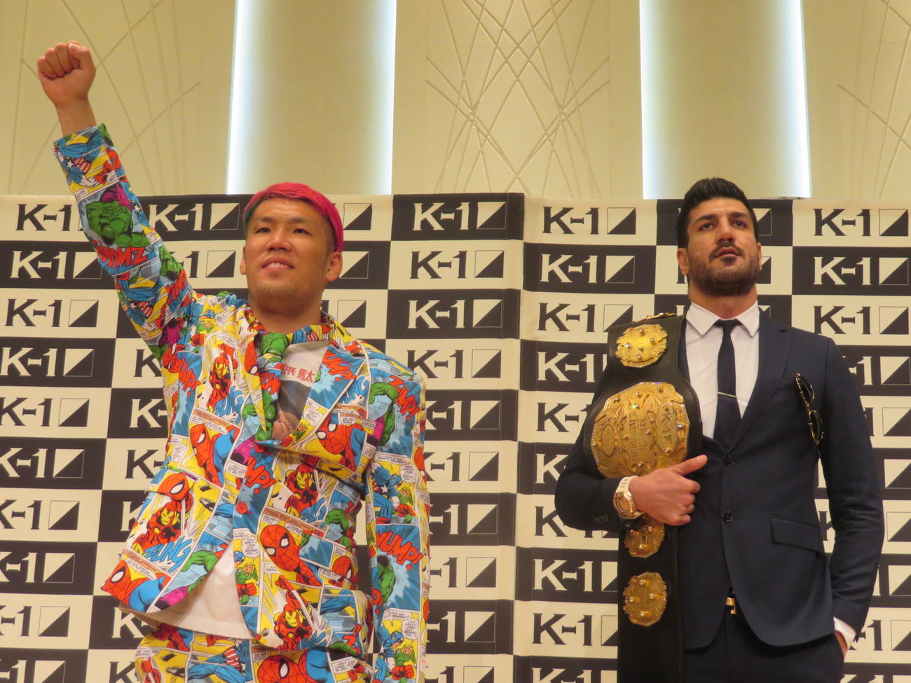 右拳を上げてアピールする京太郎（左）に対し、クールな態度のK－1クルーザー級王者カリミアン