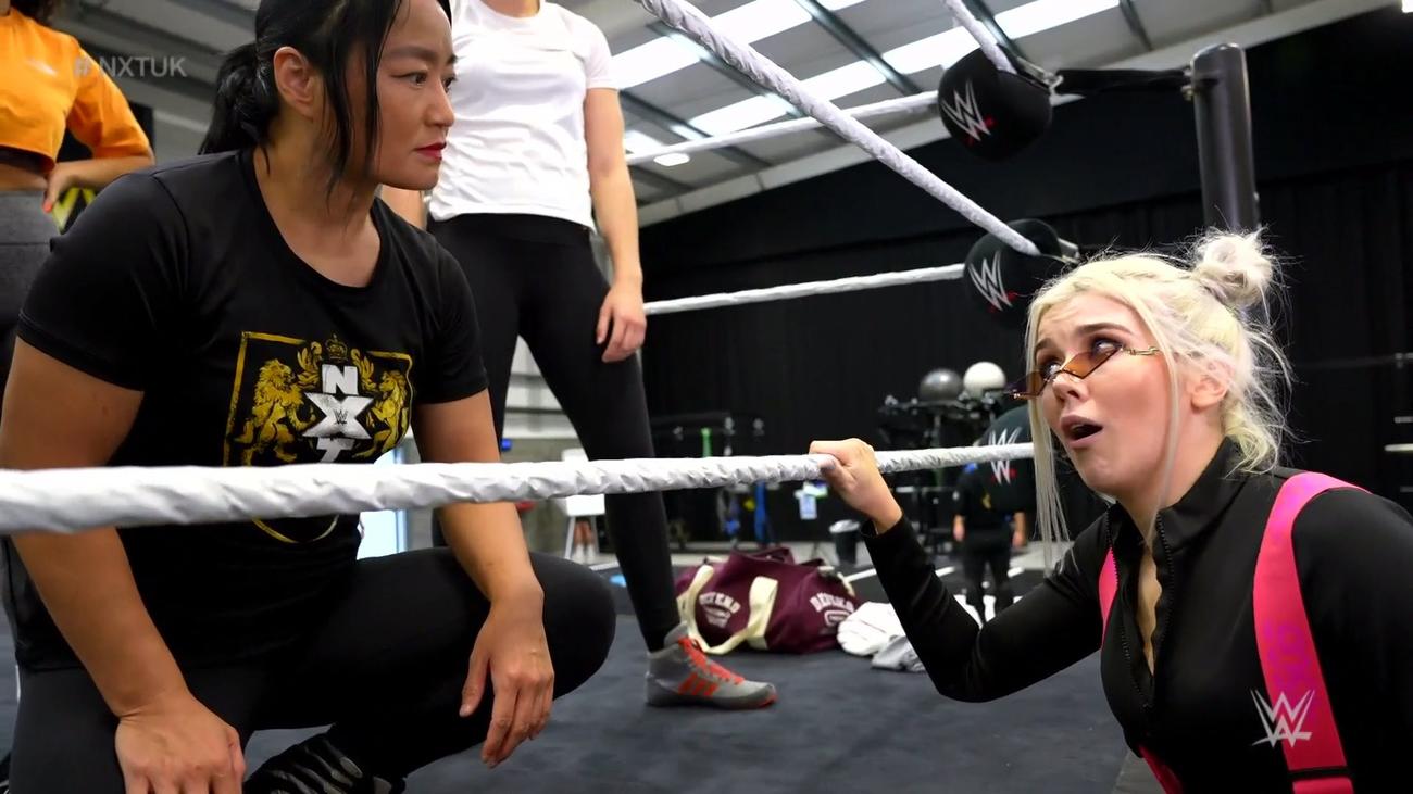 リング下から挑発してきたターナー（右）とにらみ合うNXT UK女子王者里村（ｃ）2021 WWE, Inc. All Rights Reserved.