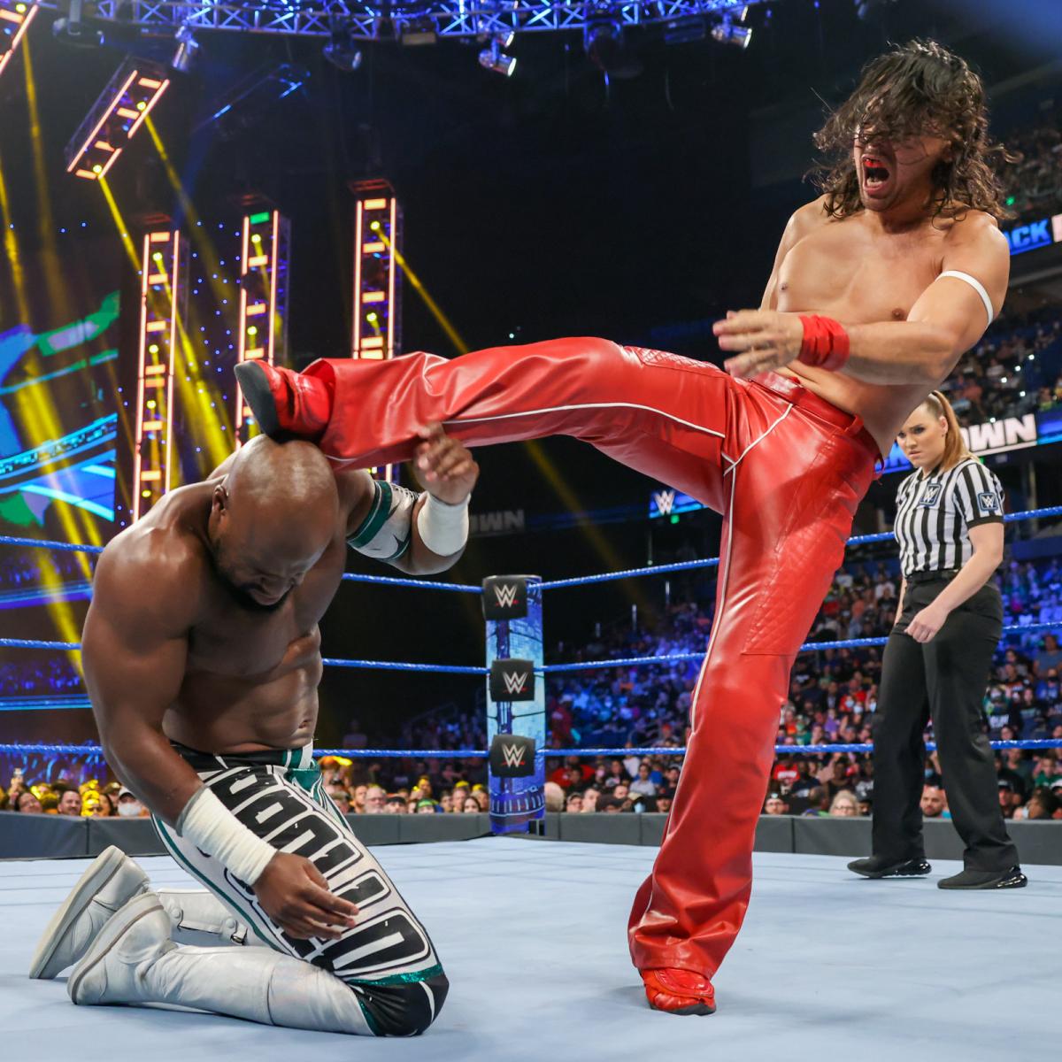 インターコンチネンタル王者クルーズ（左）の頭部にキックを見舞ったキング中邑（C）2021 WWE, Inc. All Rights Reserved.