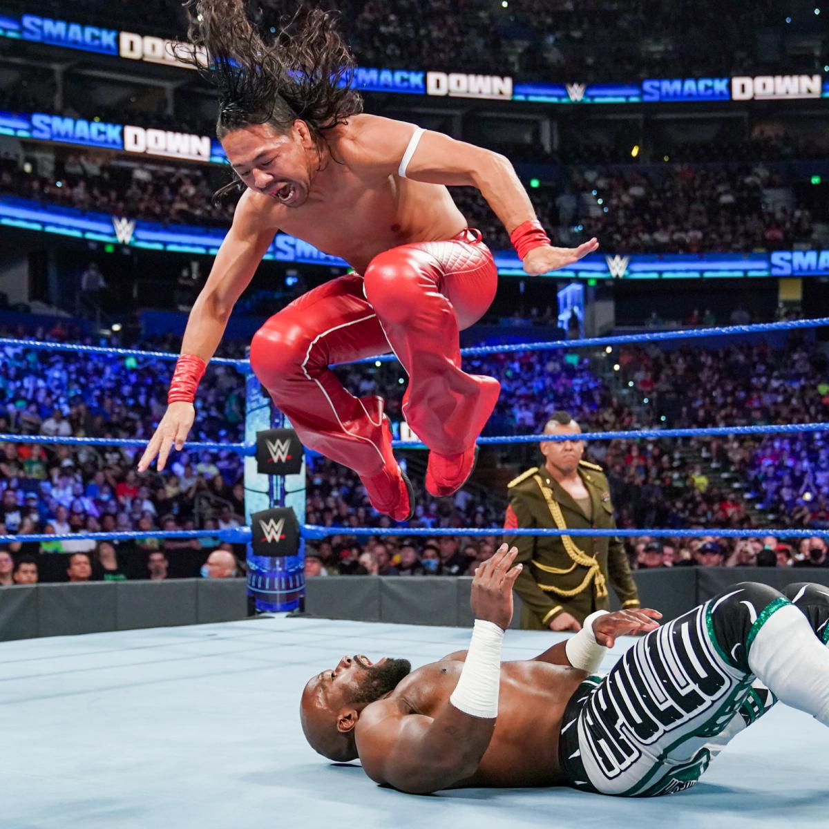 インターコンチネンタル王者クルーズ（下）にニードロップを打ち込むキング中邑（C）2021 WWE, Inc. All Rights Reserved.