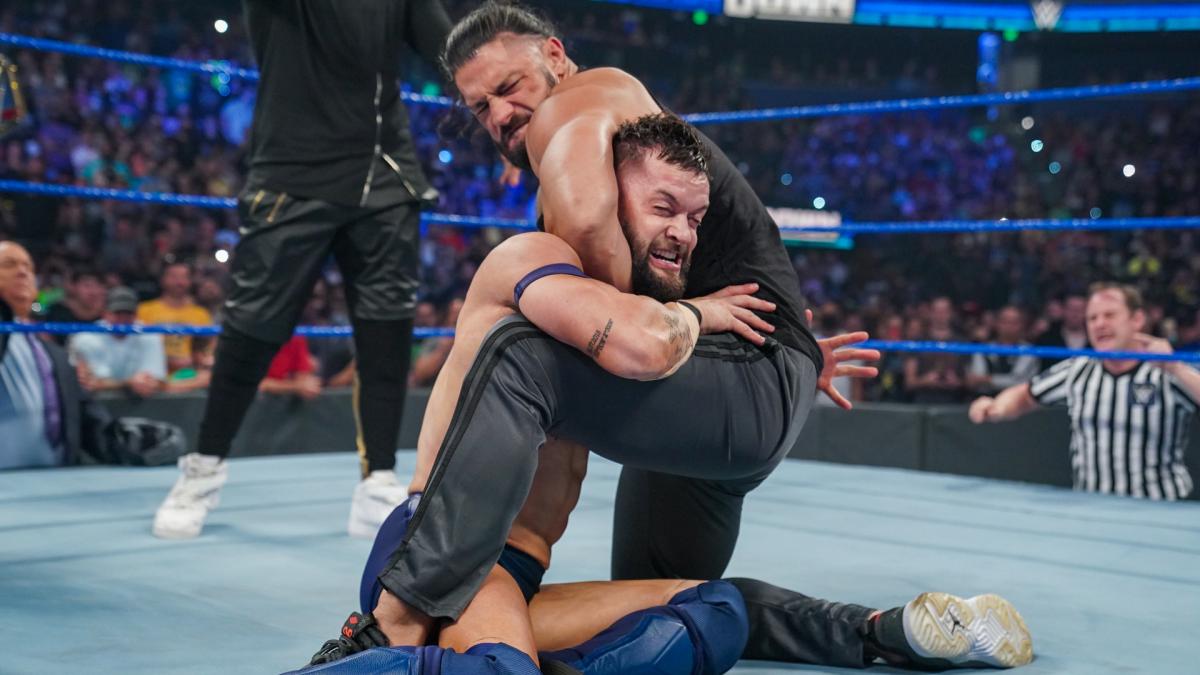 ベイラー（左）をギロチンで苦しめるWWEユニバーサル王者レインズ（C）2021 WWE, Inc. All Rights Reserved.