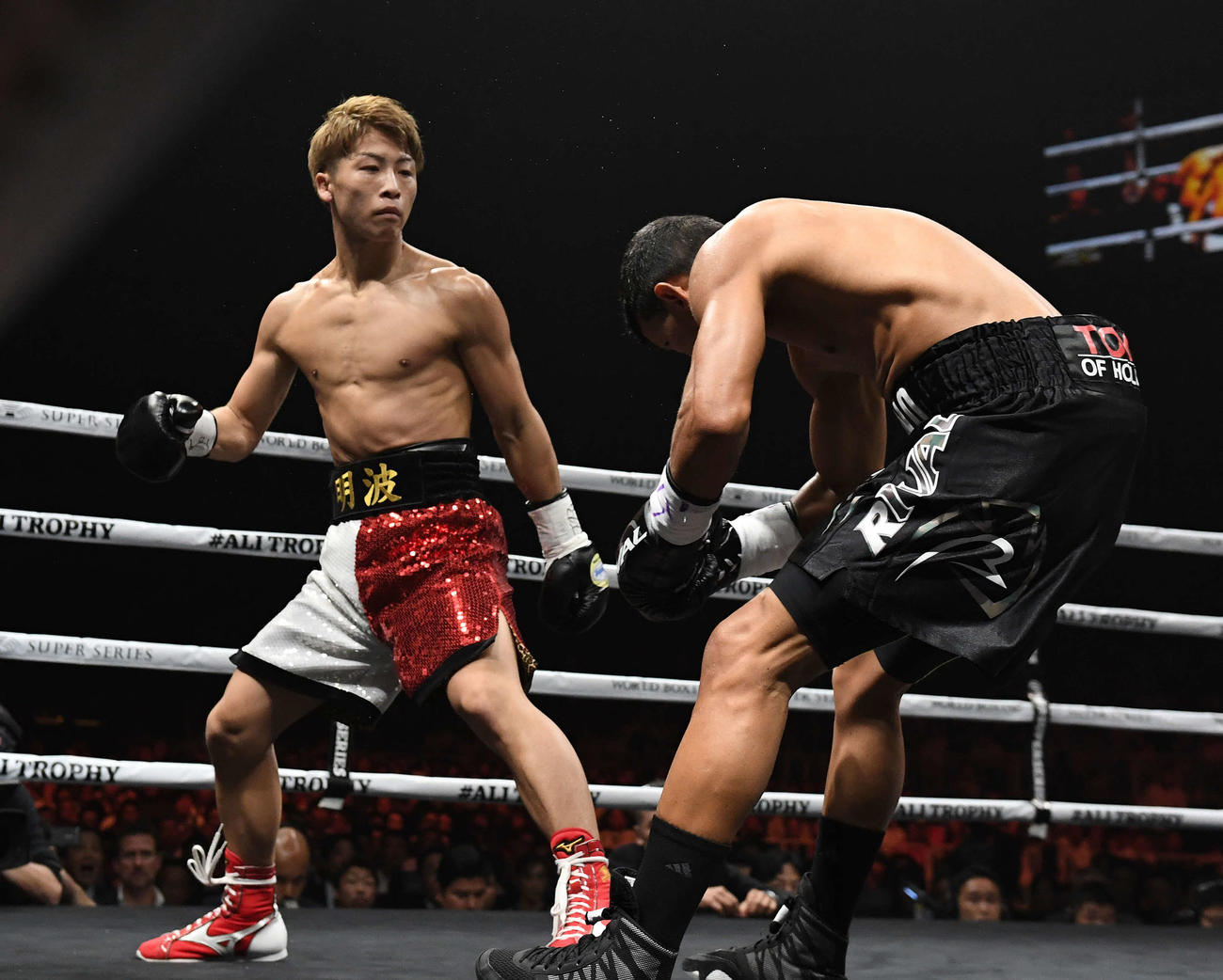1回、パヤノ（右）に右ストレートを打ち込んでダウンを奪い、そのままKO勝ちする井上（2018年10月7日撮影）