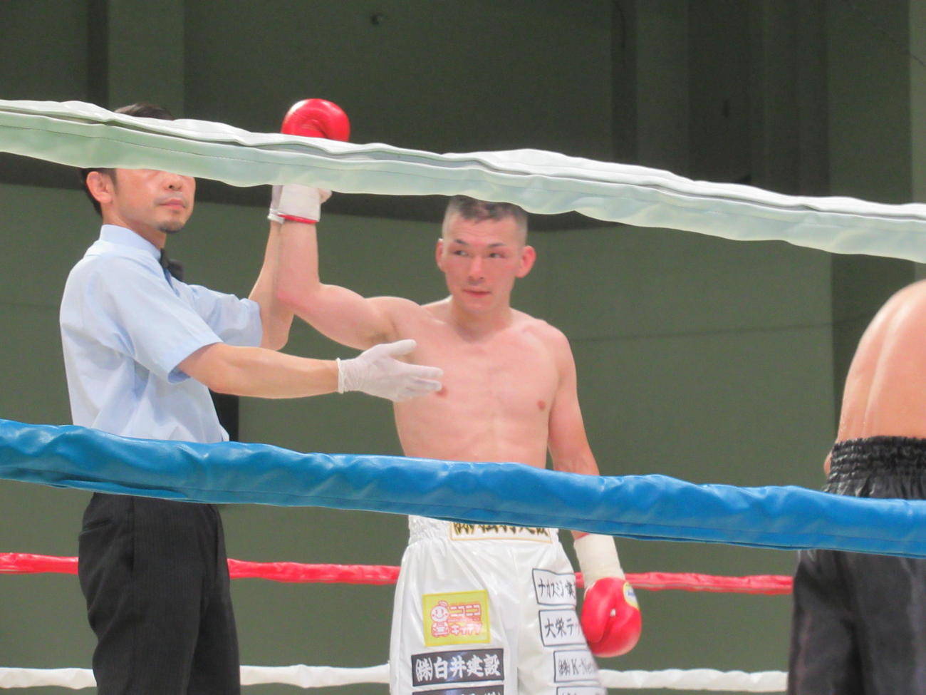 3試合ぶりに勝利した元日本王者の奥本(撮影・実藤健一）