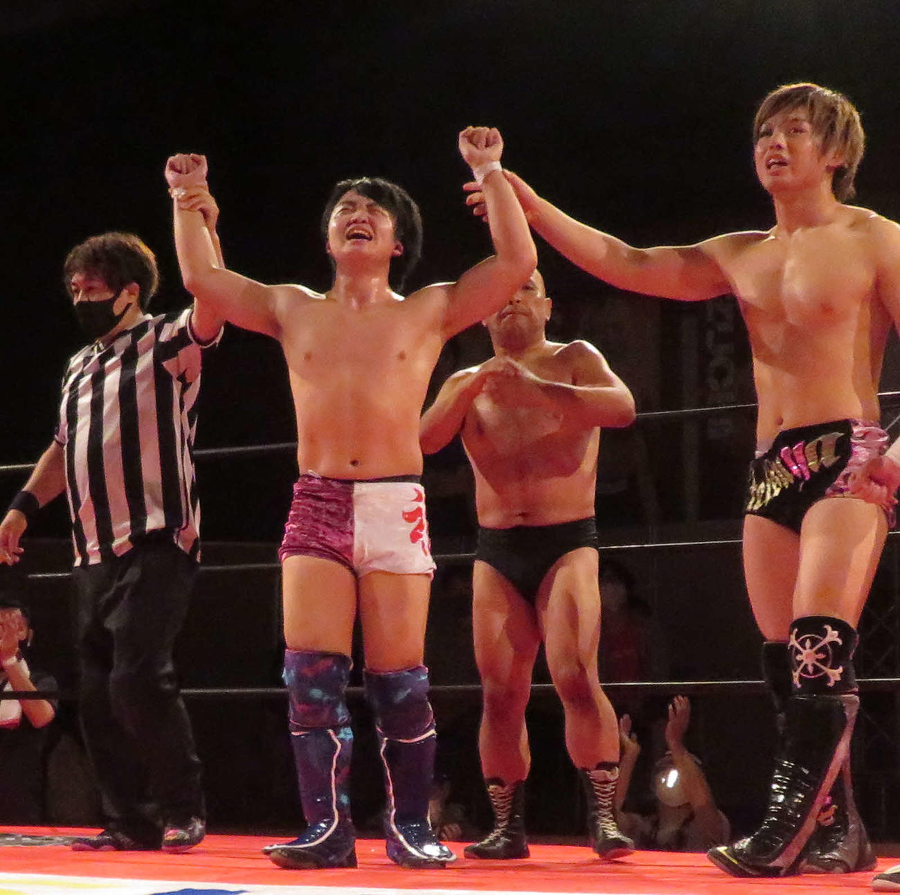 ヒートアップ新百合ヶ丘大会　プロ初勝利を挙げた今井礼夢（中央）。右は井土徹也（撮影・松熊洋介）