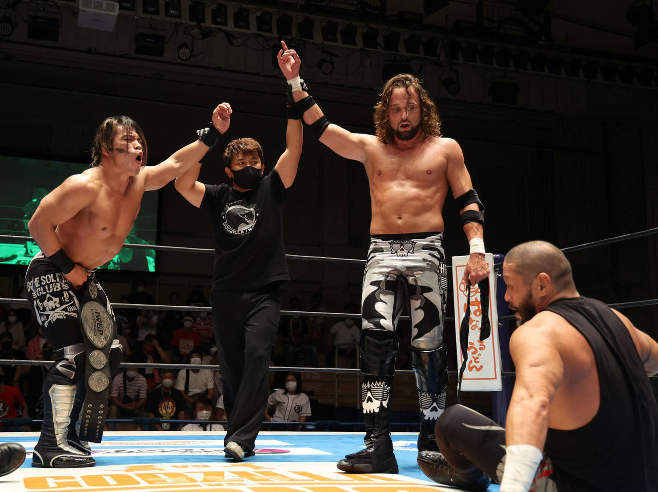 新日本プロレス後楽園大会　SUPER Jr. TAG LEAGUE 2021で3連勝とした石森太二（左）とエル・ファンタズモ（右から2人目）（新日本プロレス提供）