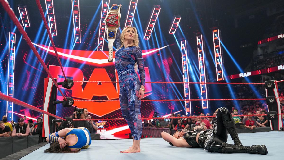 A.S.H.の保持するベルトを掲げたフレアー（C）2021 WWE, Inc. All Rights Reserved.