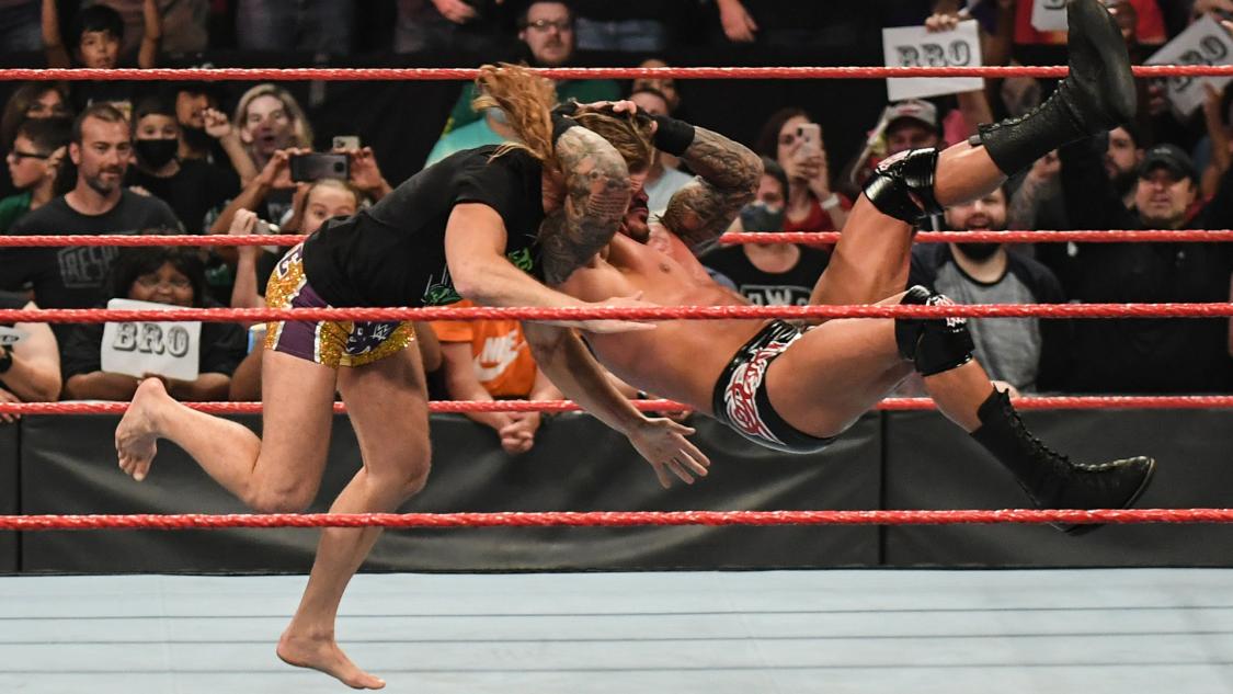 リドル（左）にRKOを放ったオートン（C）2021 WWE, Inc. All Rights Reserved.