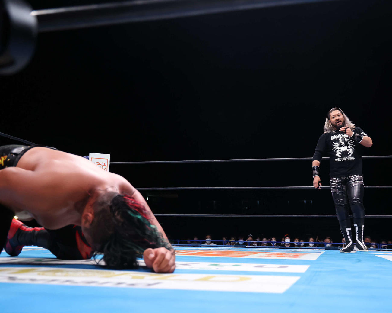 新日本プロレス後楽園大会　EVIL（右）に襲撃され、うずくまる鷹木信悟（新日本プロレス提供）