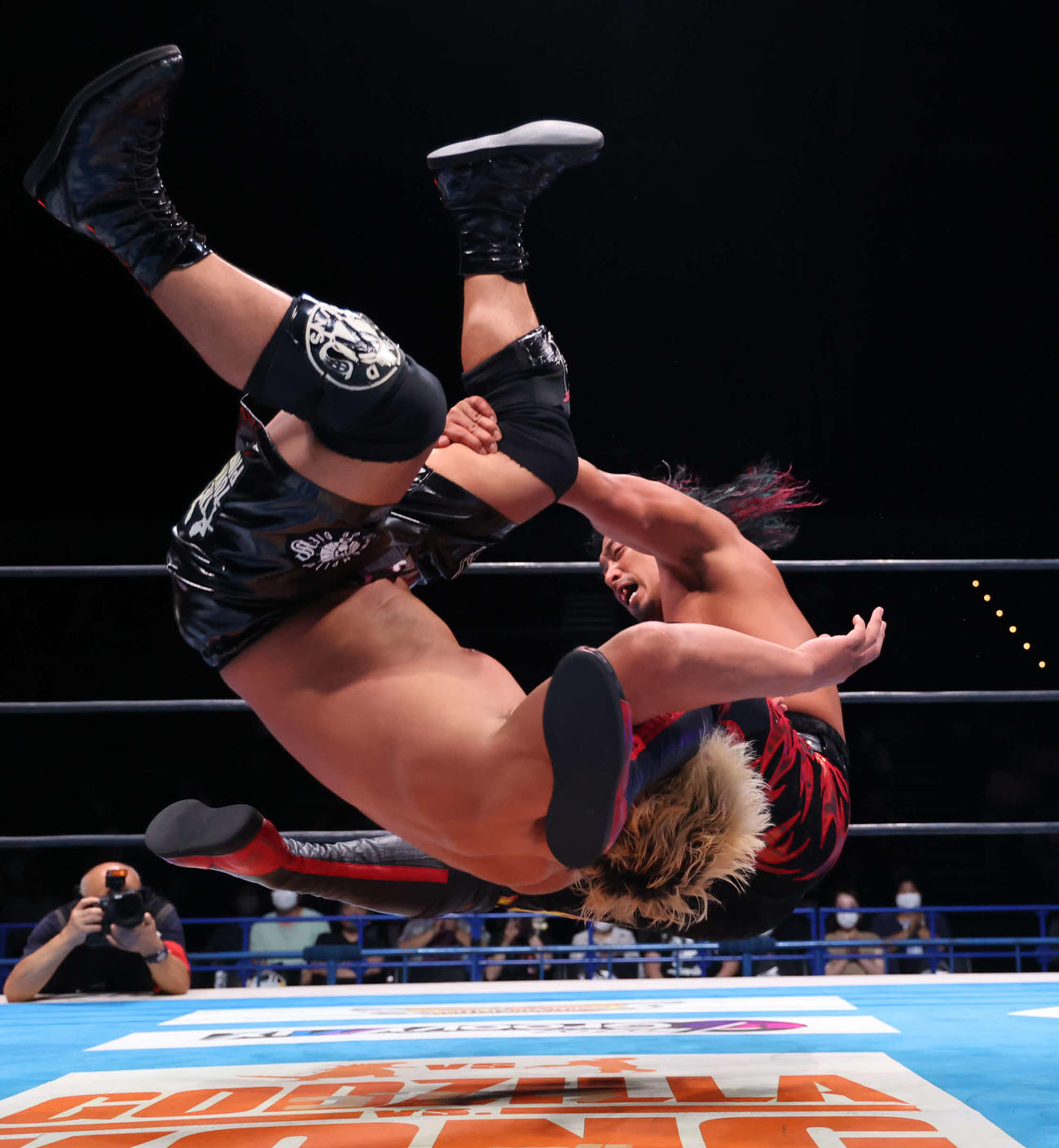 新日本プロレス後楽園大会　高橋裕二郎にラスト・オブ・ザ・ドラゴンを決める鷹木信悟（右）（新日本プロレス提供）