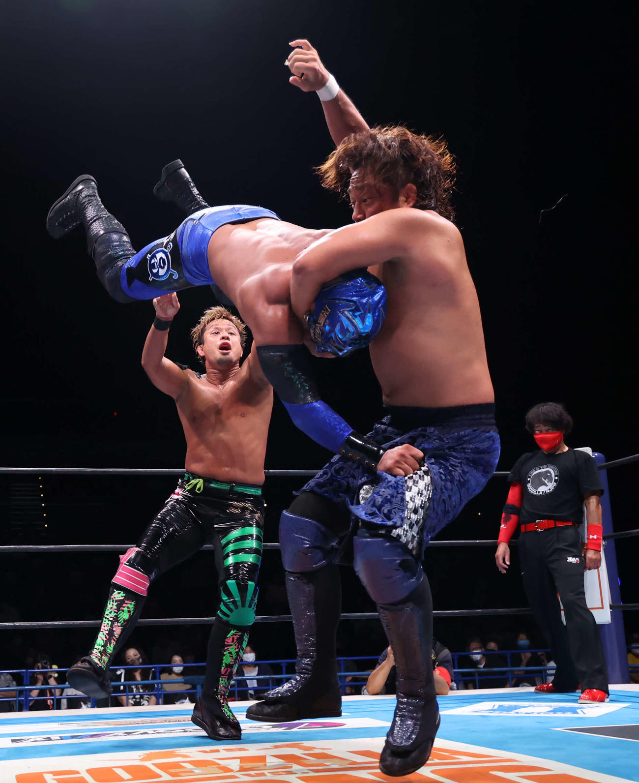 新日本プロレス後楽園大会　NEVER無差別級6人タッグ選手権試合で後藤洋央紀（手前）は、YOSHI－HASHI（奥）と激烈一閃を決める（新日本プロレス提供）