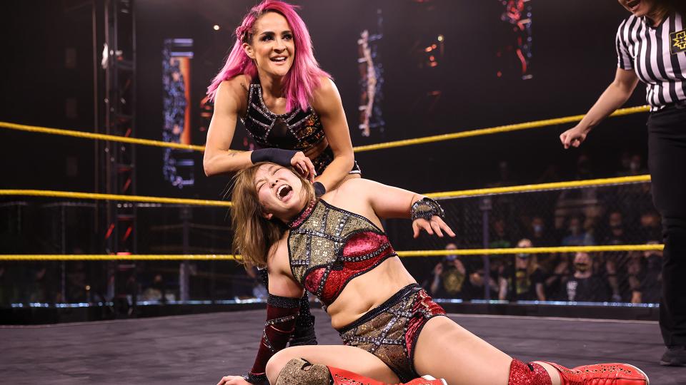 カイ（上）とのシングル戦に敗れたサレイ（C）2021 WWE, Inc. All Rights Reserved.
