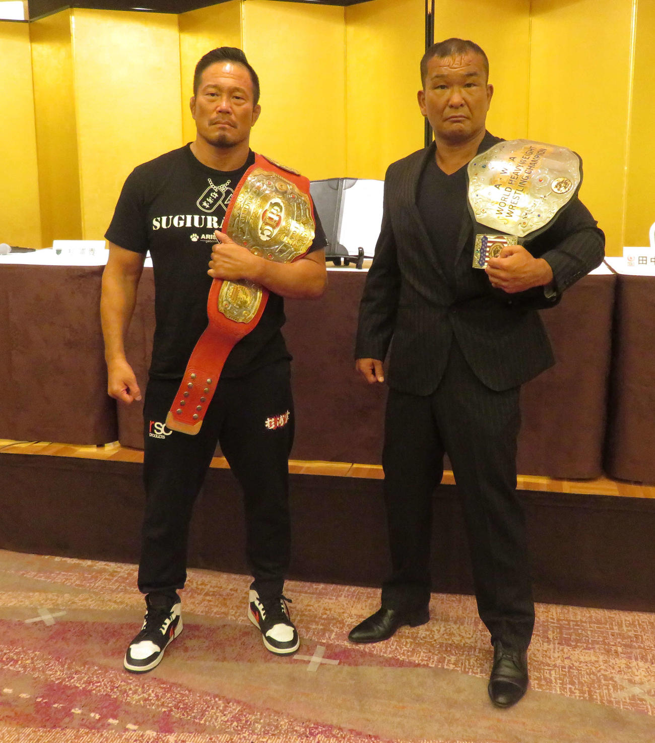 15日のプロレスリング・ノア川崎大会で行われるGHCナショナル選手権＆世界ヘビー級選手権の調印式に出席した田中将斗（右）と杉浦貴（撮影・松熊洋介）