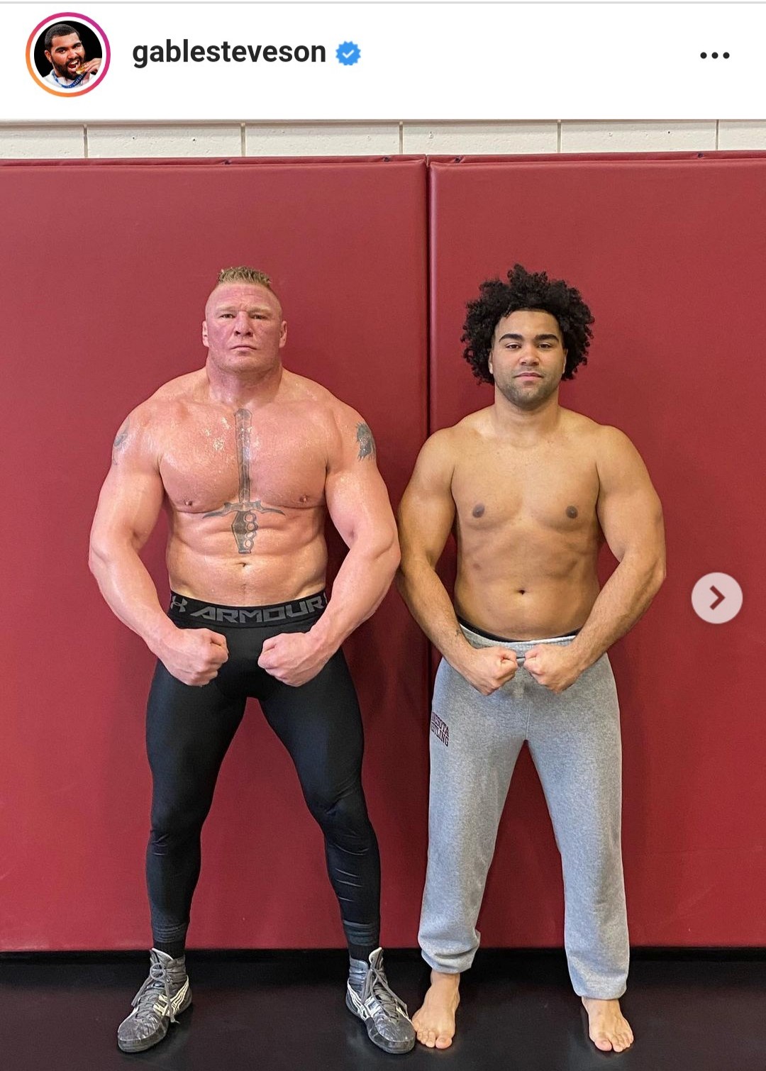 レスナー（左）と写真撮影するレスリング男子フリースタイル120キロ級金メダルのスティーブンソン（スティーブンソンのインスタグラムより）
