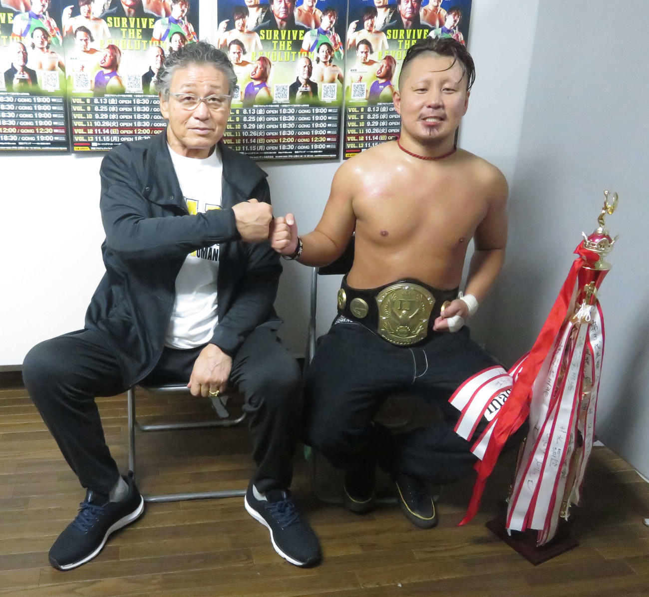 インターナショナルジュニアヘビー級新王者に輝いた拳剛（右）は天龍源一郎とグータッチ（撮影・松熊洋介）
