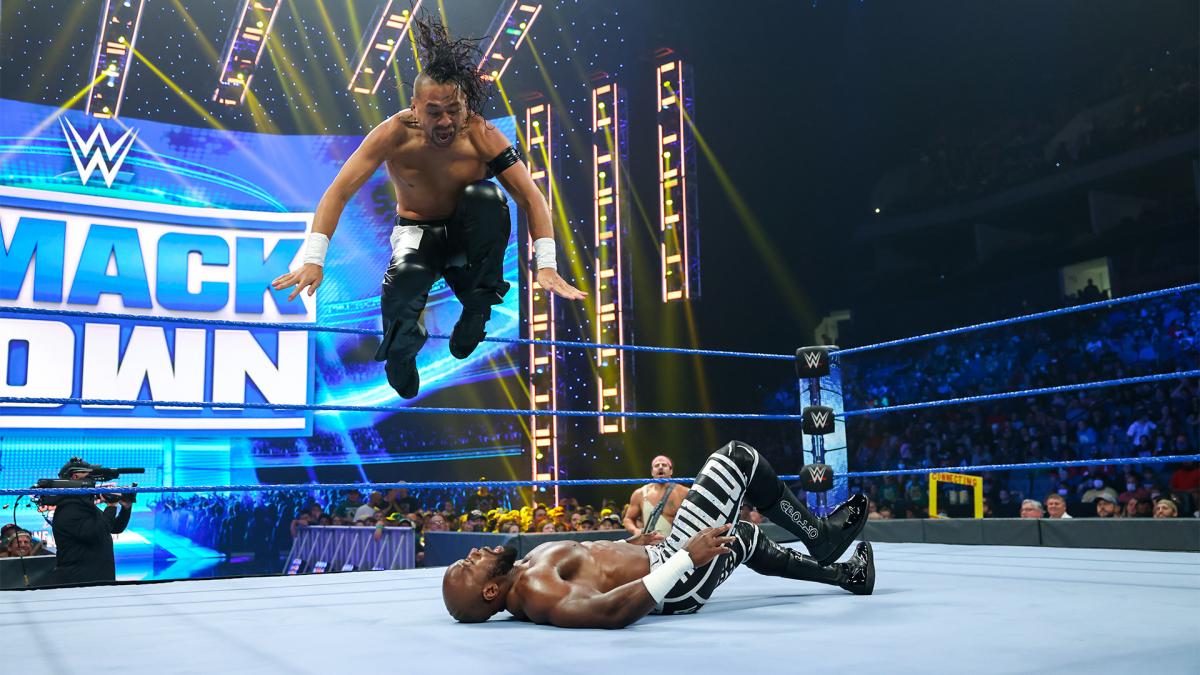 クルーズ（下）にニードロップを放った中邑（Ｃ）2021 WWE, Inc. All Rights Reserved.