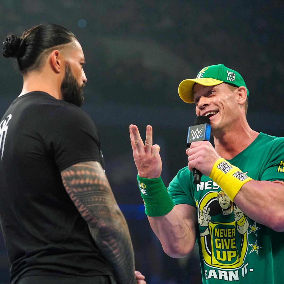 WWEユニバーサル王者レインズ（左）とリングで向き合ったシナ（C）2021 WWE, Inc. All Rights Reserved.