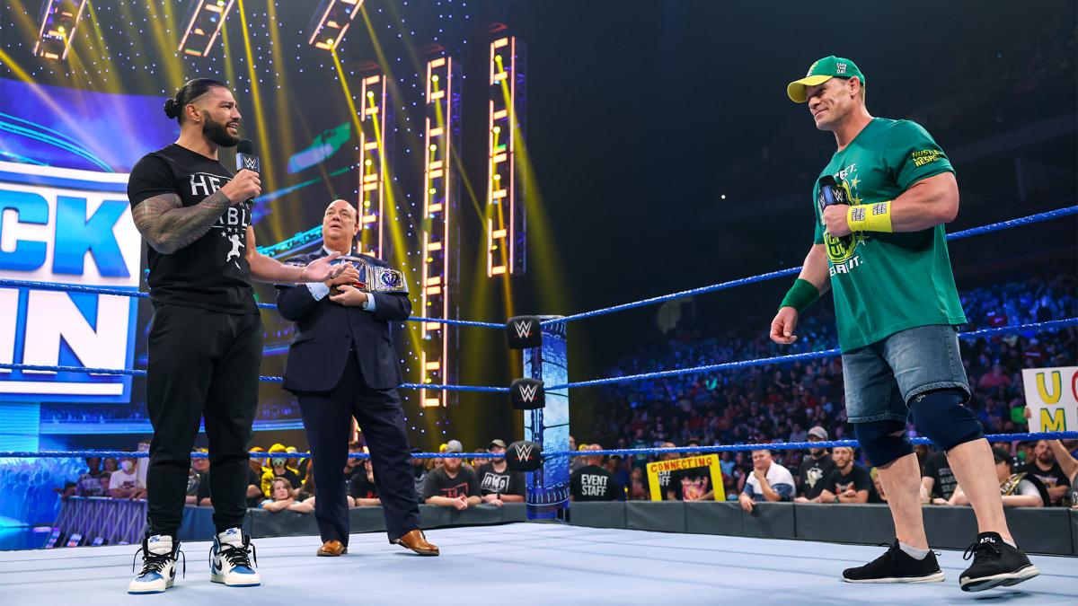 WWEユニバーサル王者レインズ（左端）と舌戦を繰り広げたシナ（右端）中央はヘイマン（C）2021 WWE, Inc. All Rights Reserved.