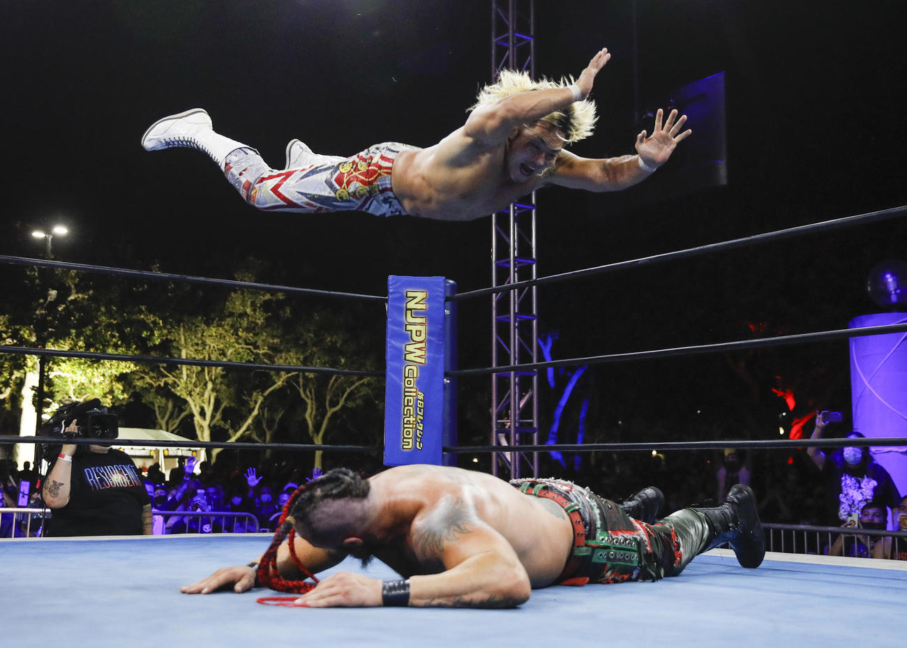 新日本プロレス米国大会　IWGP USヘビー級選手権試合で、ランス・アーチャーにハイフライフローを決める棚橋弘至（新日本プロレス提供）