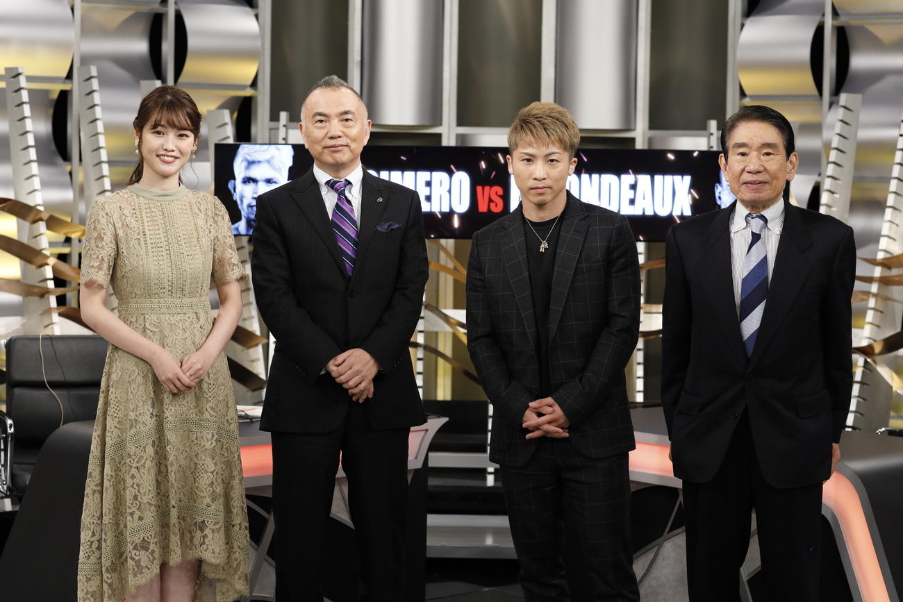 ゲスト解説を務めた井上尚弥（左から3番目）。左端から増田アナ、高柳アナ、右端はジョー小泉氏（WOWOW提供）