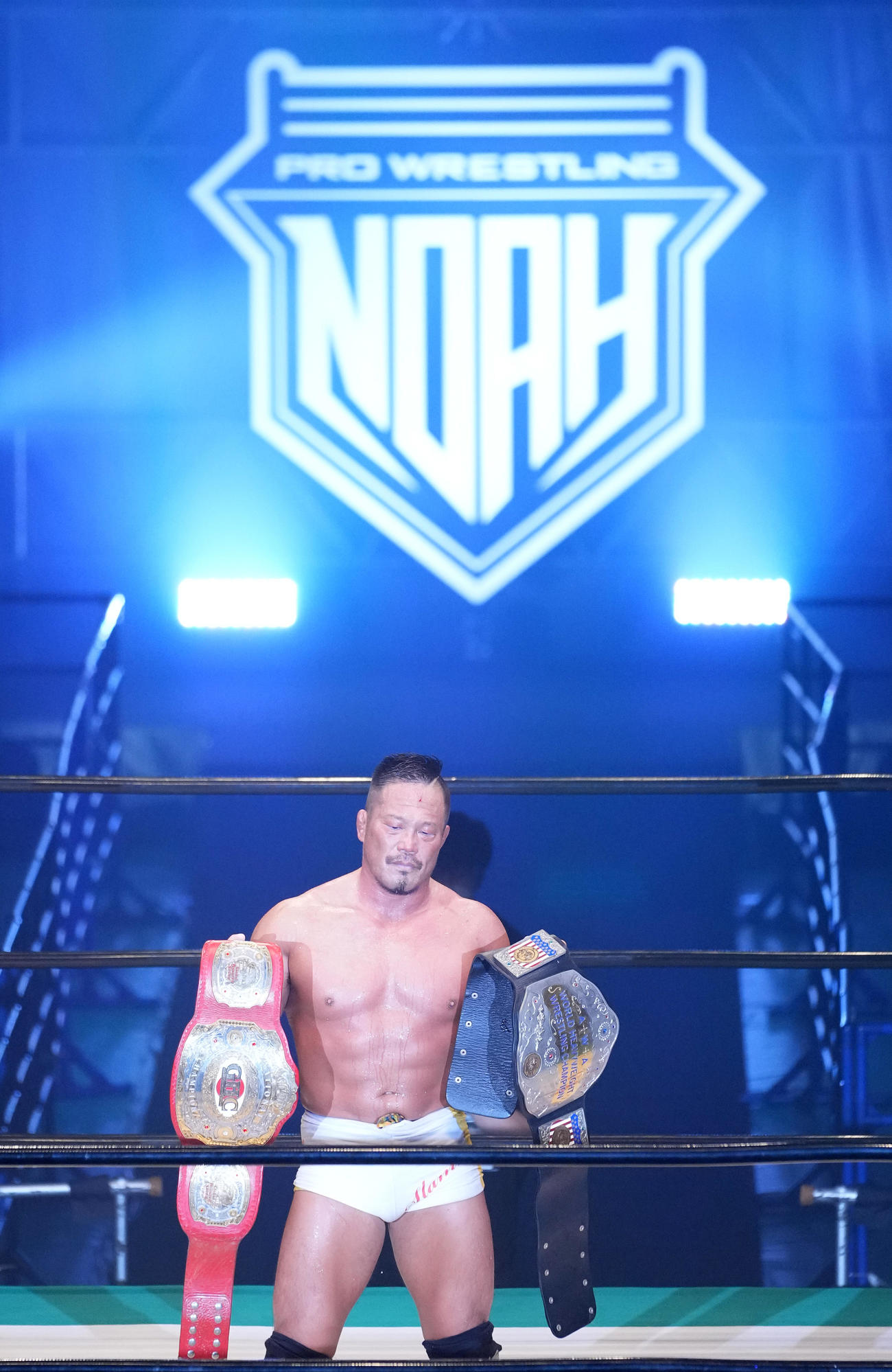 GHCナショナル選手権＆世界ヘビー級選手権で田中に勝利し、2本のチャンピオンベルトを手にする杉浦（撮影・菅敏）