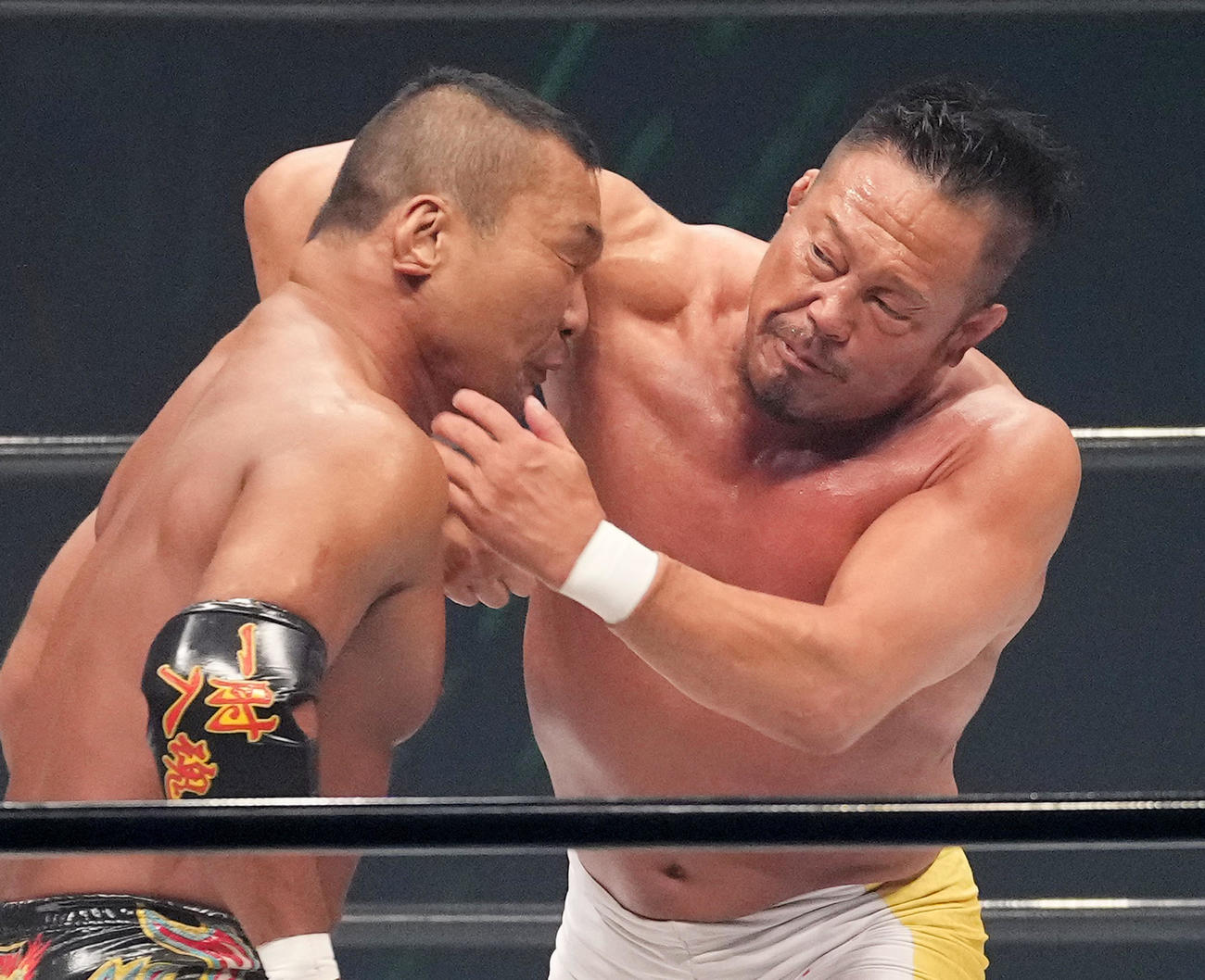 田中（左）にエルボーの連打をぶち込む杉浦（撮影・菅敏）