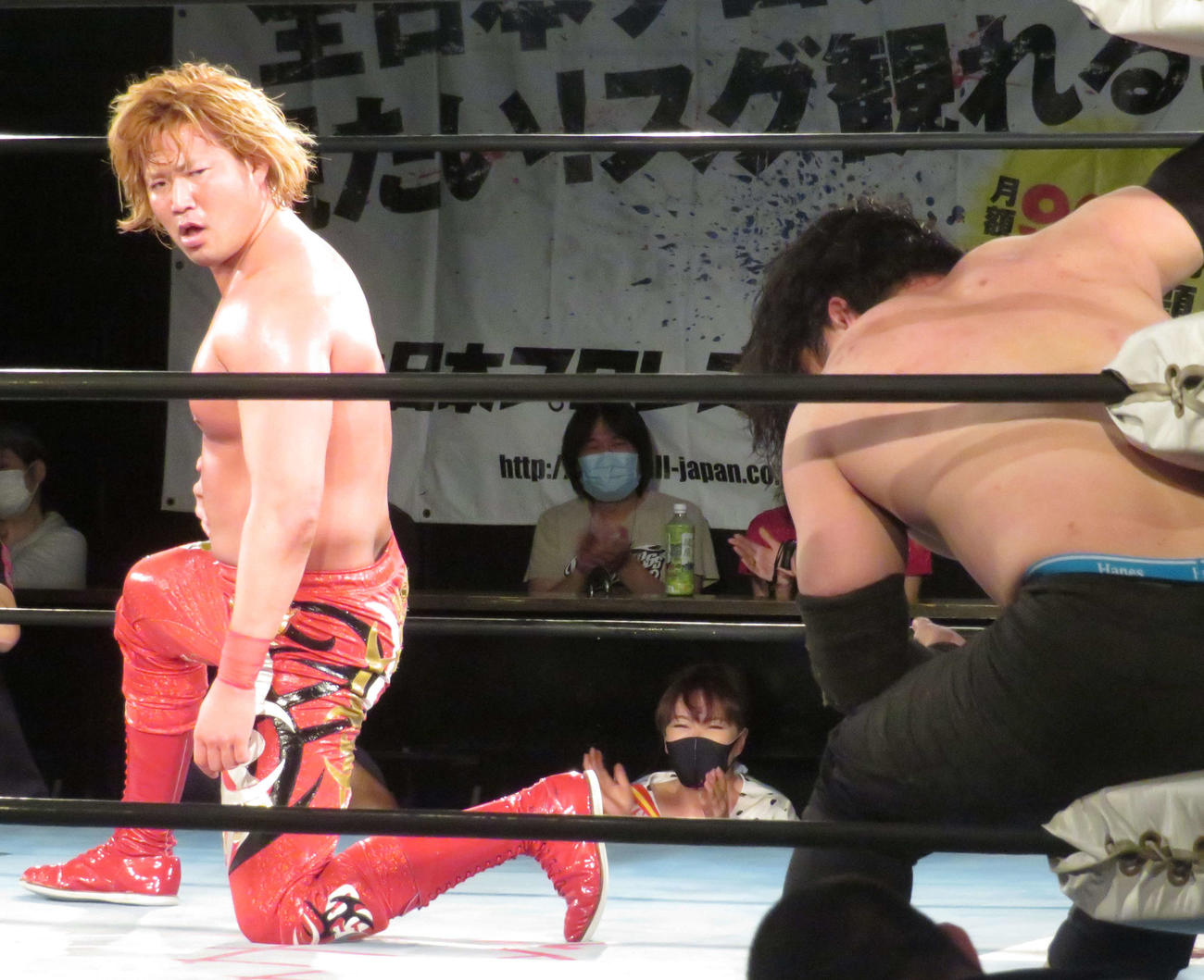 全日本プロレス新宿大会　王道トーナメント1回戦で、児玉裕輔（右）をにらみつける宮原健斗（撮影・松熊洋介）