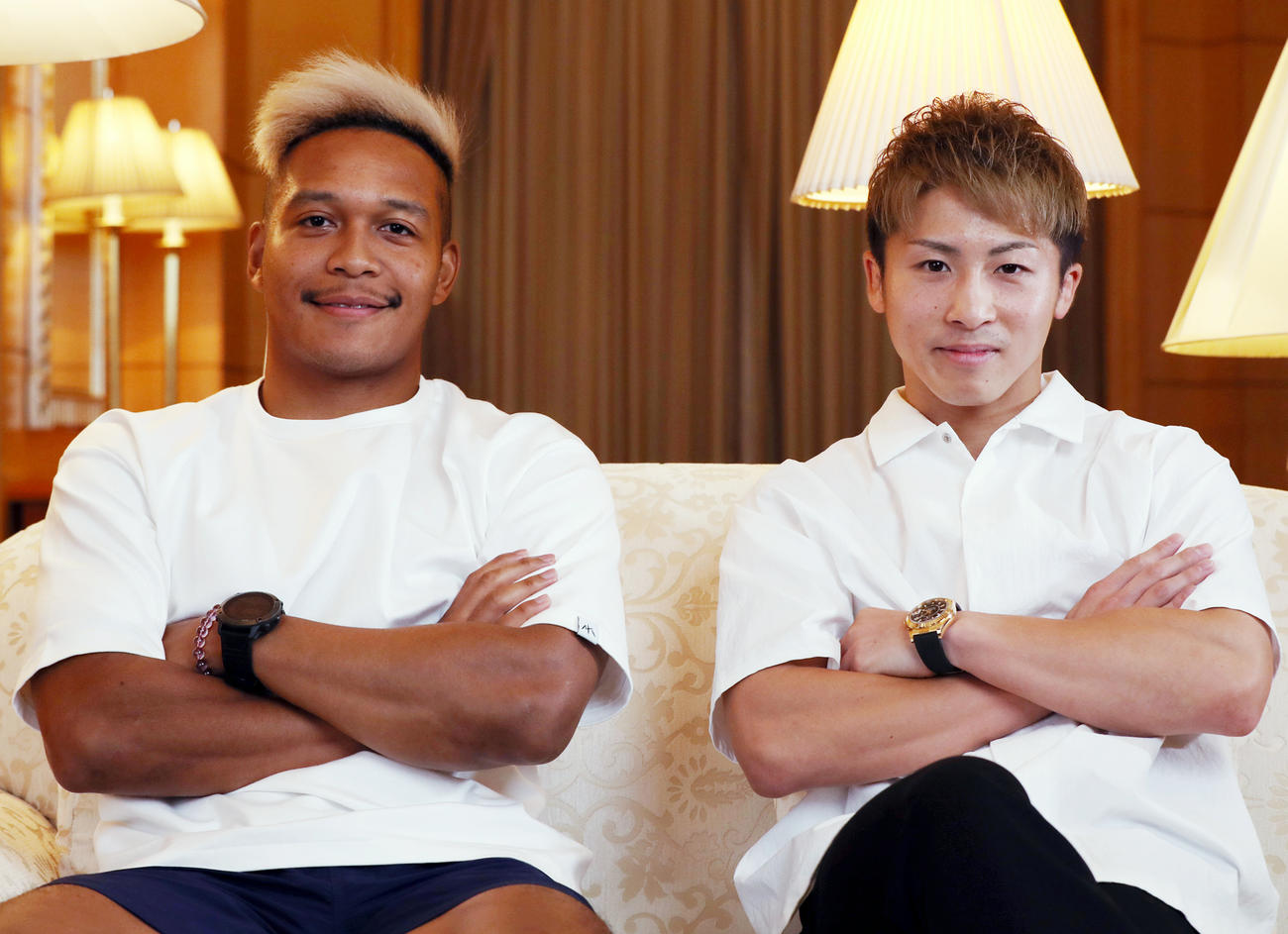 横浜ベイシェラトンのロイヤルスイートルームで久々の再会を果たし、対談を行った松島幸太朗（左）と井上尚弥（撮影・狩俣裕三）