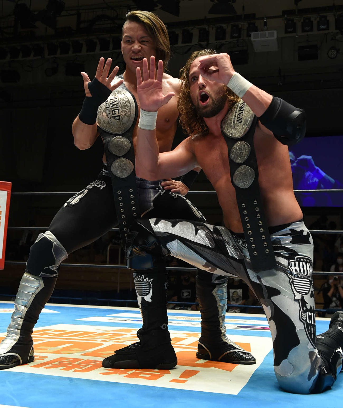 新日本プロレス後楽園大会　スーパージュニアタッグリーグで4連勝を飾り、ポーズを取る石森太二（左）、エル・ファンタズモ組（新日本プロレス提供）