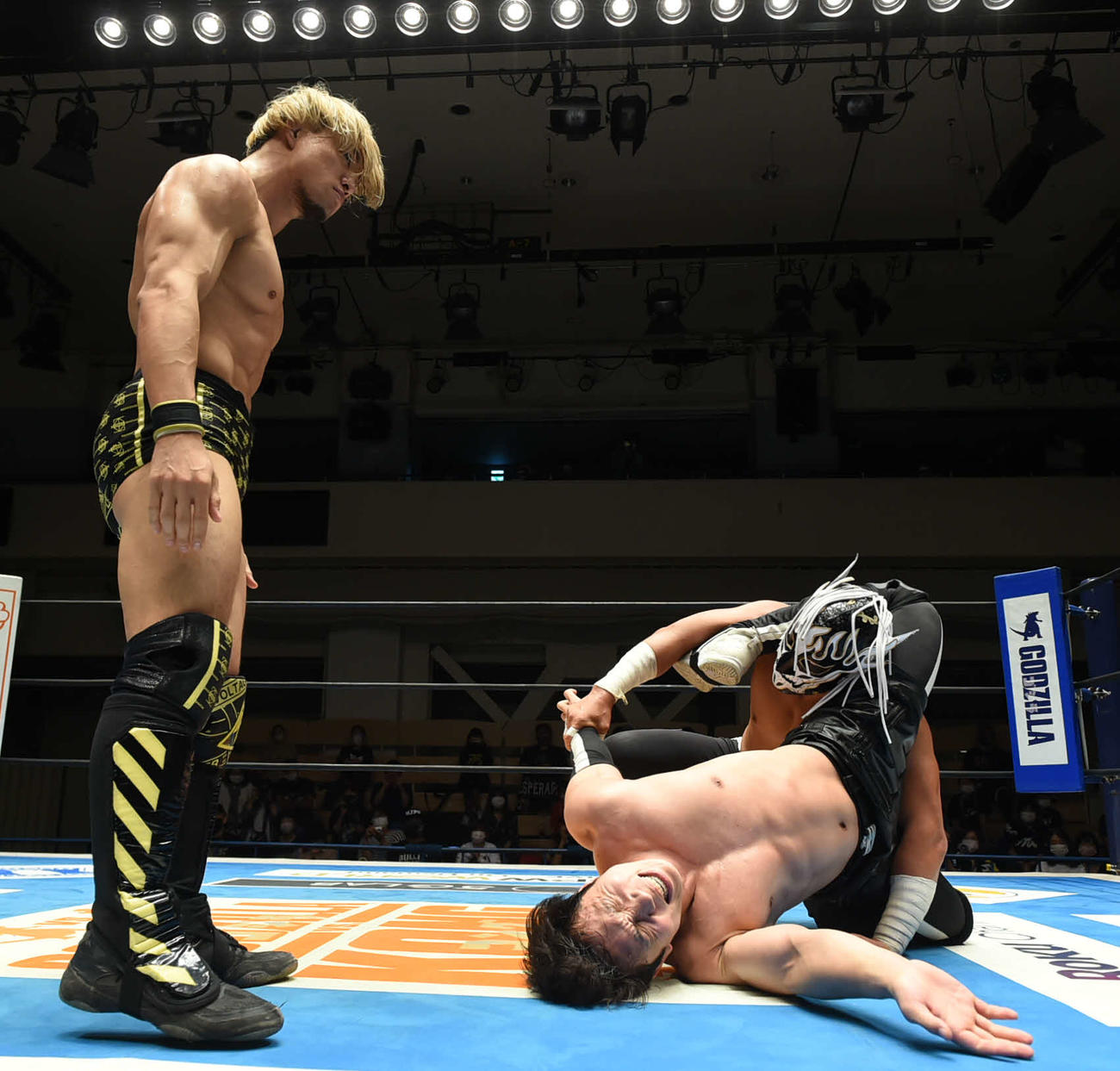 新日本プロレス後楽園大会　SHO（左）はデスペラードに攻撃を受けるYOHを助けずに見下ろす（新日本プロレス提供）
