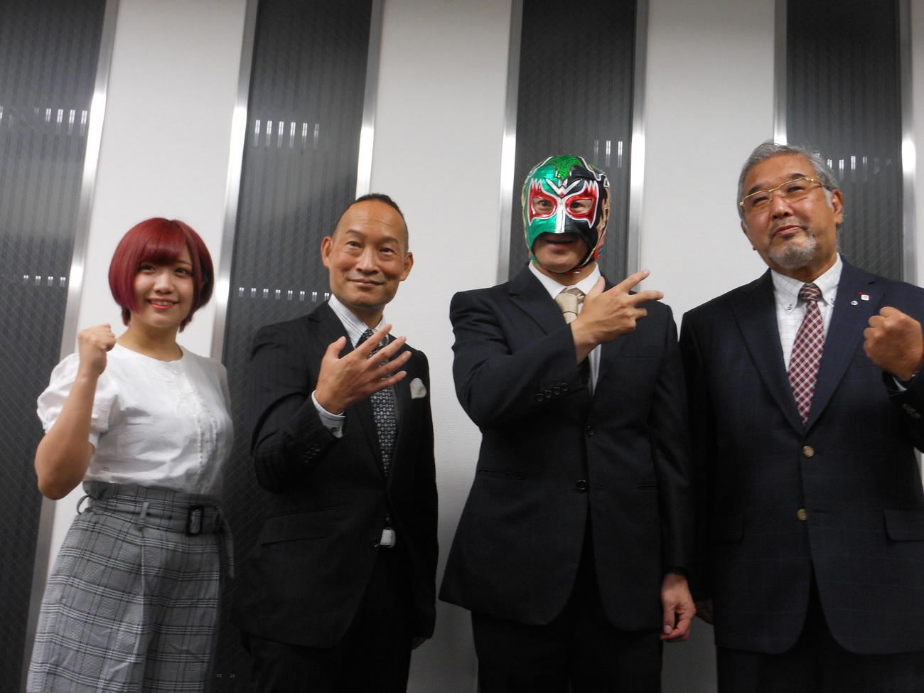 YouTube専門女子プロレス団体設立を発表した左から、花園桃花、渡辺裕薫（シンデレラエキスプレス）、デルフィン、石井宏之氏（和泉テクノFC）