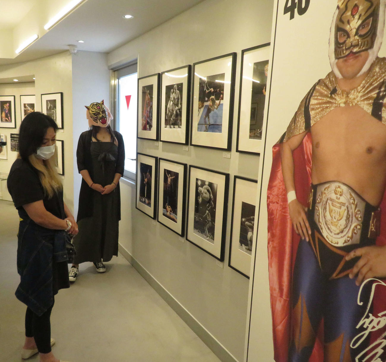 初代タイガーマスクの写真展を見学に訪れたタイガー・クイーン（右）とジャガー横田（撮影・松熊洋介）