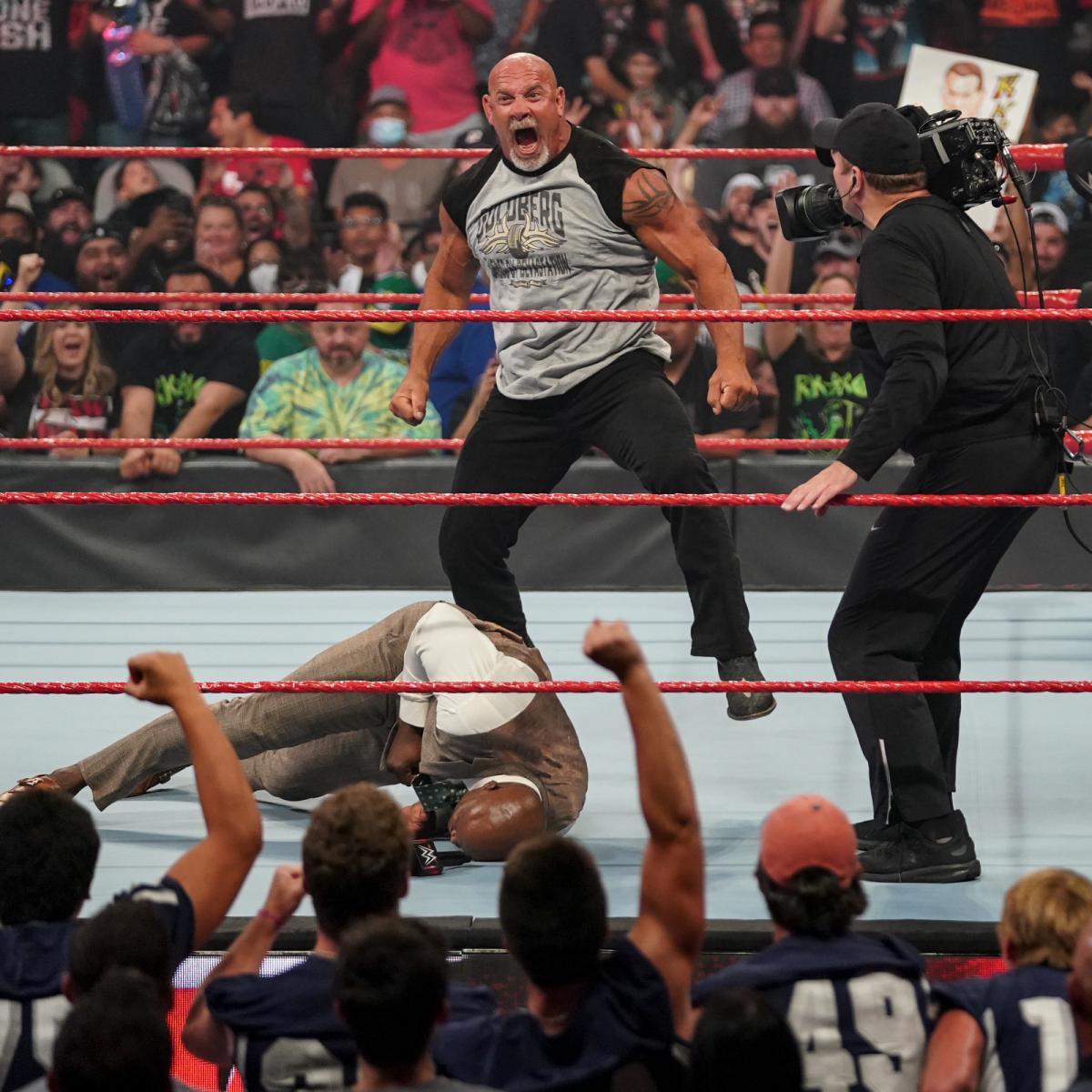 WWEヘビー級王者ラシュリー（手前下）をスピアー葬したゴールドバーグ（中央）（C）2021 WWE, Inc. All Rights Reserved.