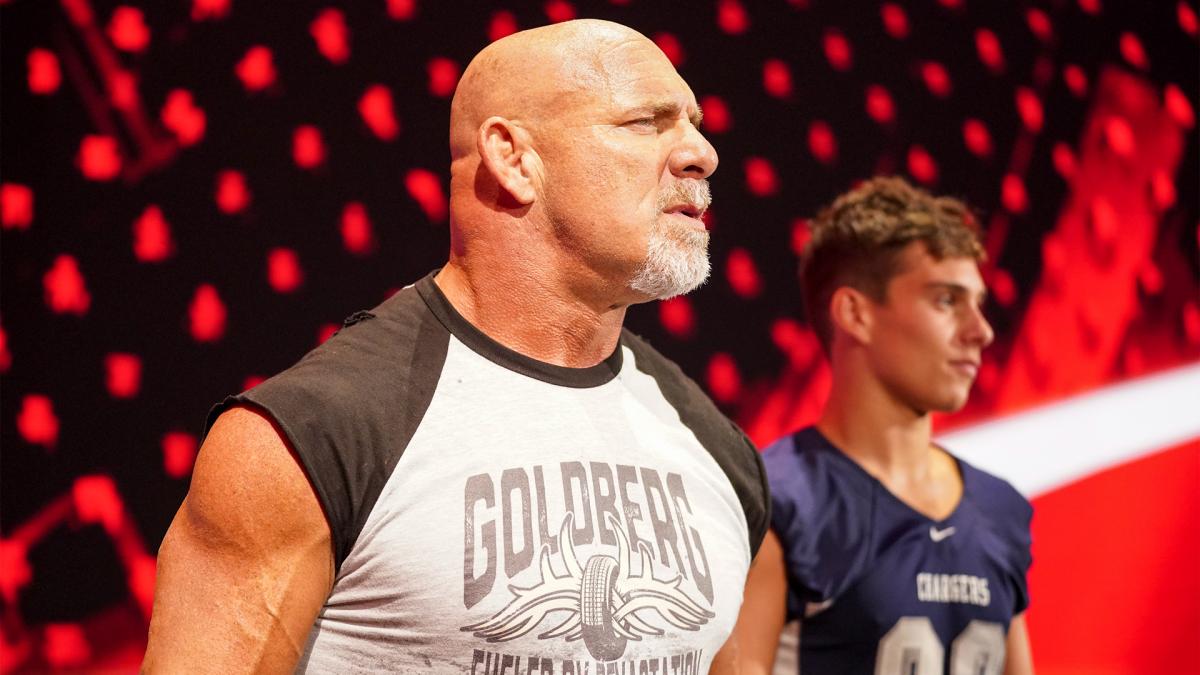 愛息（右）とともにステージを立ち去ったゴールドバーグ（C）2021 WWE, Inc. All Rights Reserved.