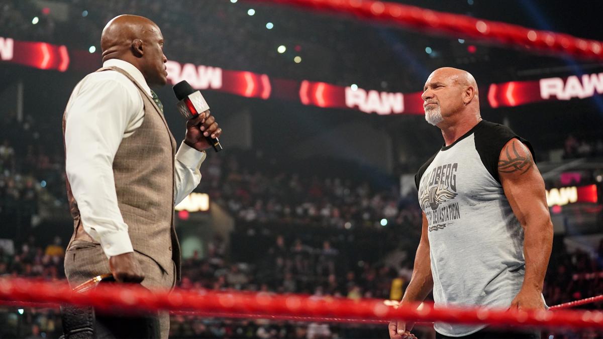 WWEヘビー級王者ラシュリー（左）とリングで向き合う挑戦者ゴールドバーグ（C）2021 WWE, Inc. All Rights Reserved.