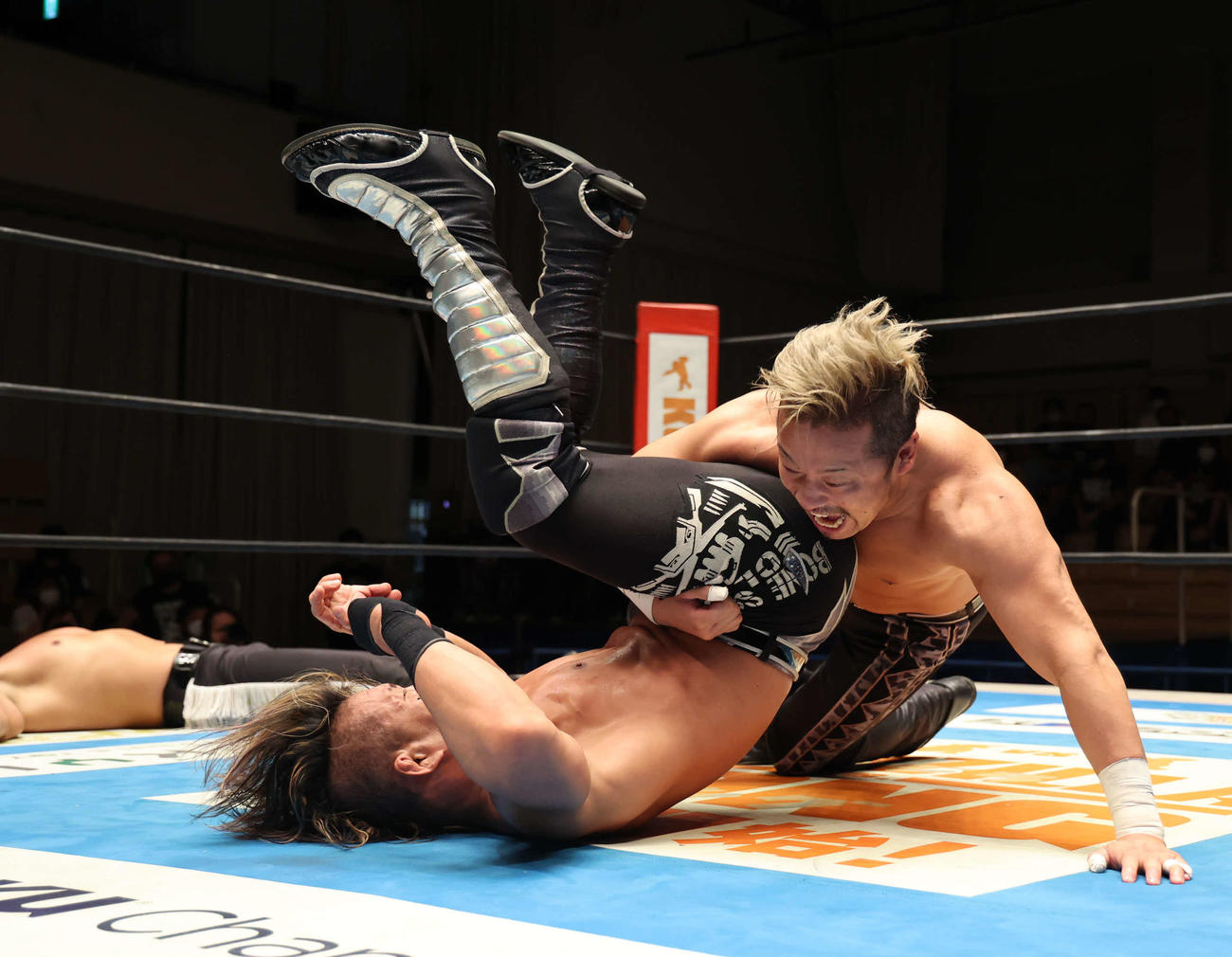 新日本プロレス後楽園大会　石森太二に横入り式エビ固めで3カウントを奪った金丸義信（右）（新日本プロレス提供）