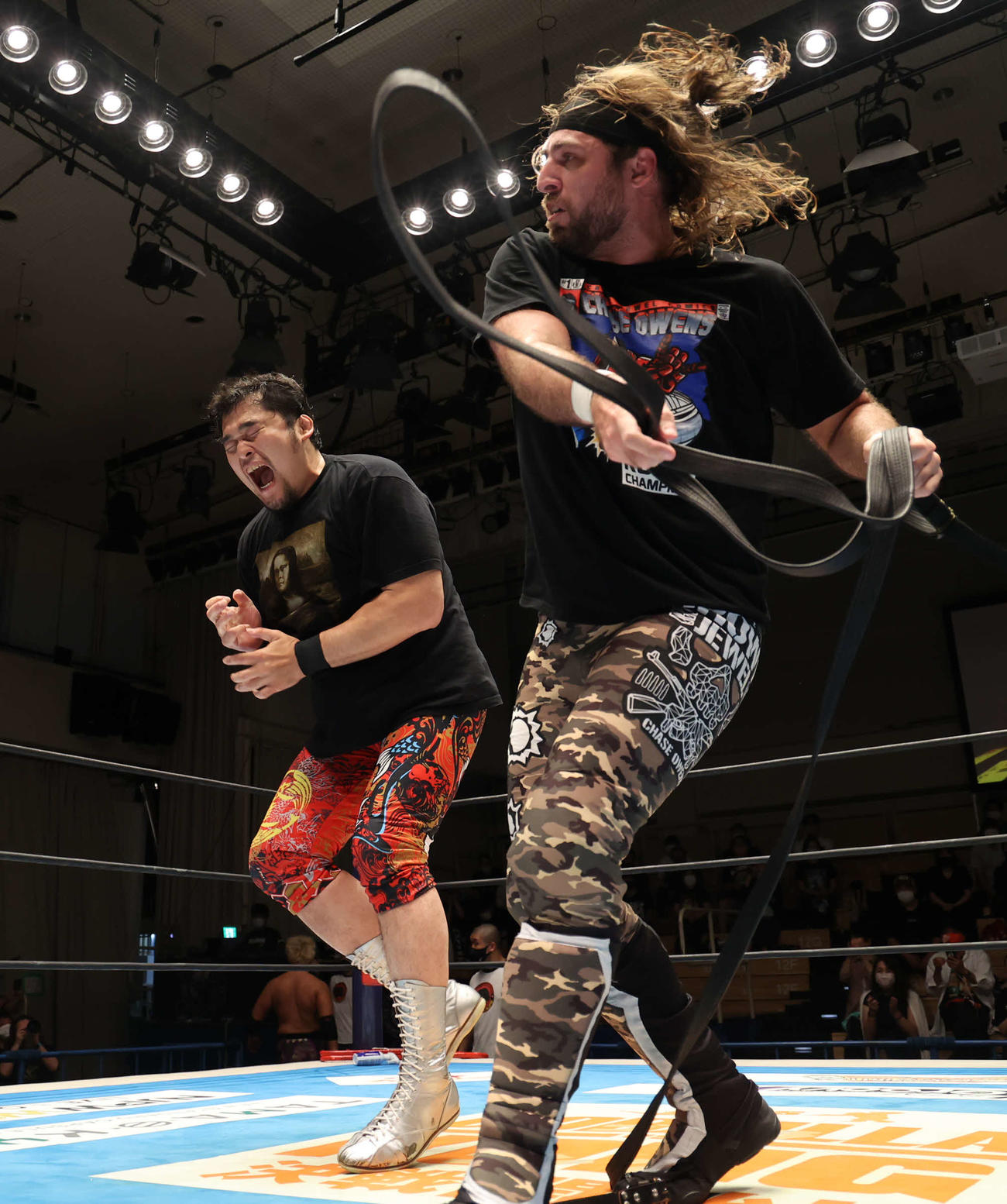 新日本プロレス後楽園大会　試合後チェーズ・オーエンズ（左）は、テキサスストラップで矢野通を襲撃する（新日本プロレス提供）