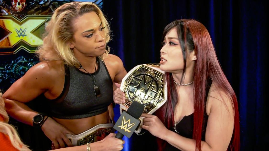 NXTタッグ王者紫雷（右）はパートナーのスタークとともにインタビューに応じた（C）2021 WWE, Inc. All Rights Reserved.