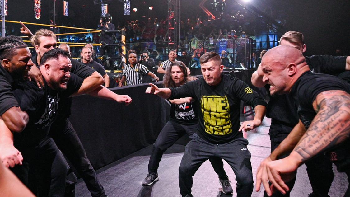 場外でいがみ合う挑戦者ジョー（左端）とNXT王者クロス（右端）（C）2021 WWE, Inc. All Rights Reserved.