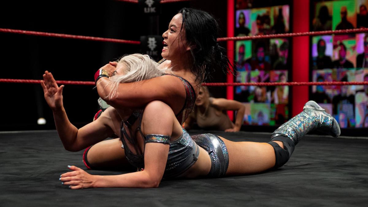 挑戦者ターナー（手前）をSTFで絞め、ギブアップを奪ったNXT UK女子王者里村（Ｃ）2021 WWE, Inc. All Rights Reserved.