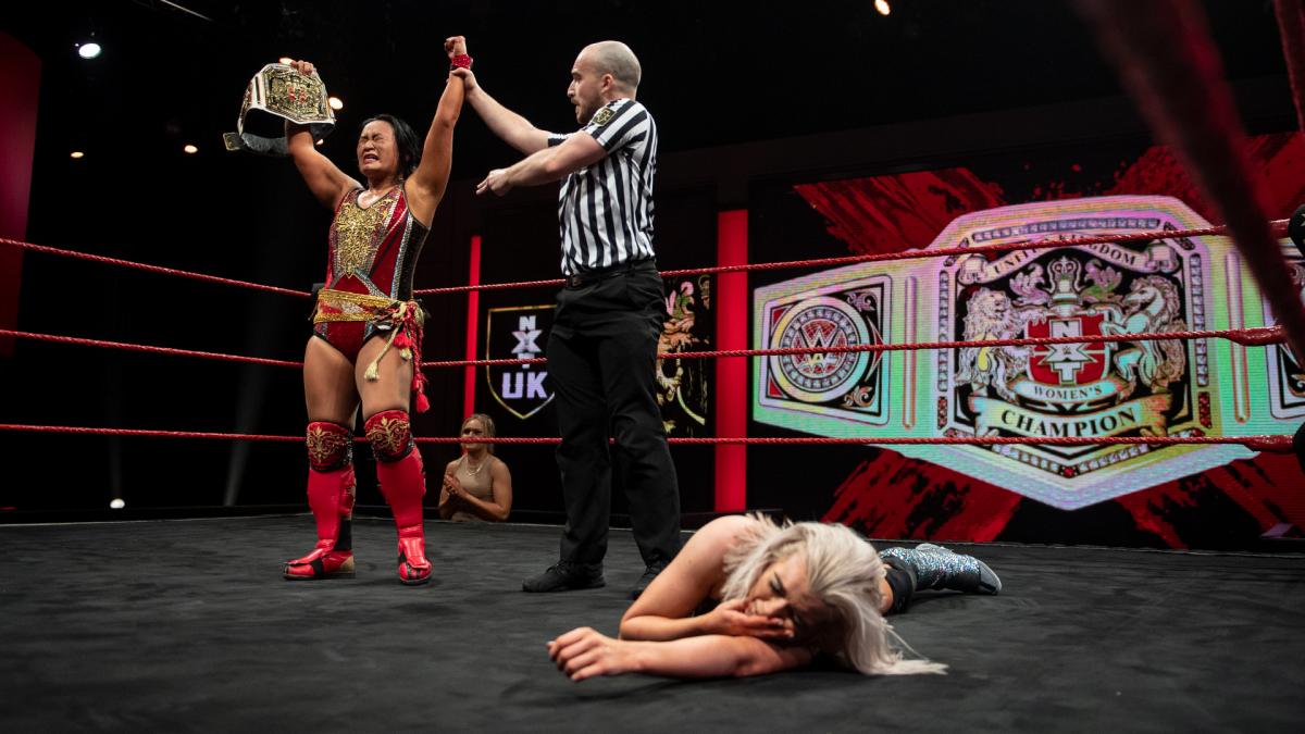 2度目の防衛に成功したNXT UK女子王者里村（左端）。右端は挑戦者ターナー（Ｃ）2021 WWE, Inc. All Rights Reserved.