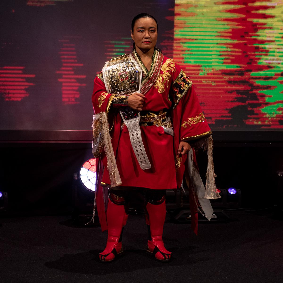 落ちついた表情で入場したNXT UK女子王者里村（Ｃ）2021 WWE, Inc. All Rights Reserved.