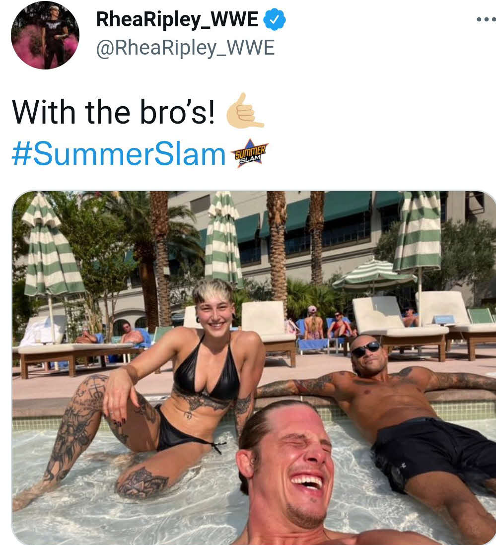 WWEの同僚、プリースト（右端）、リドル（中央）とのプールにいる水着写真を公開した元ロウ女子王者リプリー