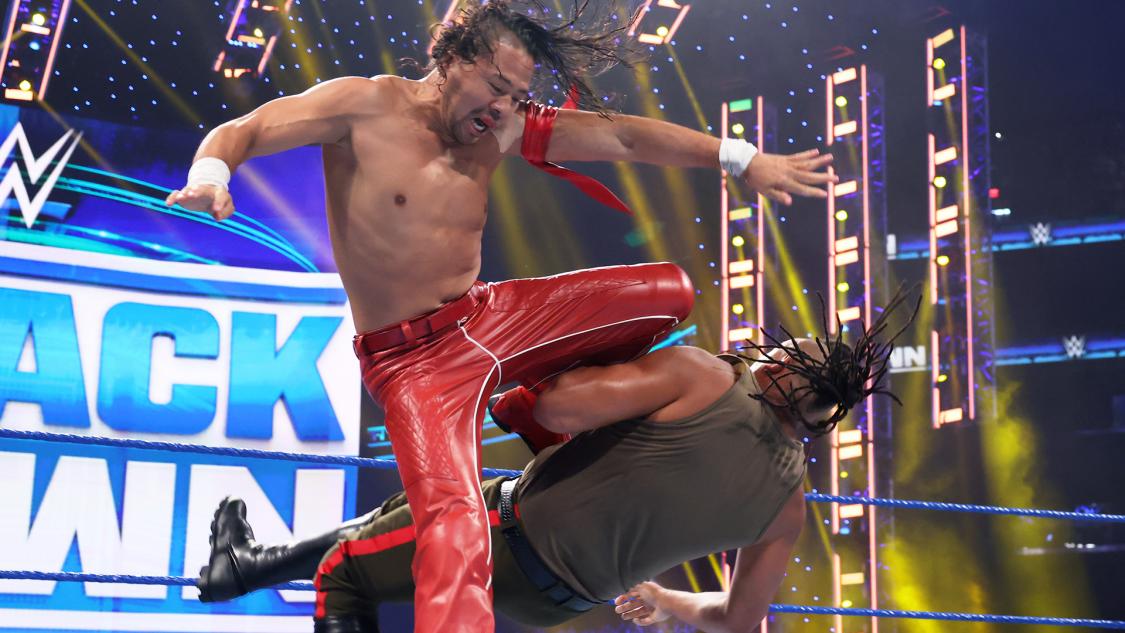 アジーズ（右）にキンシャサを狙う中邑（C）2021 WWE, Inc. All Rights Reserved.
