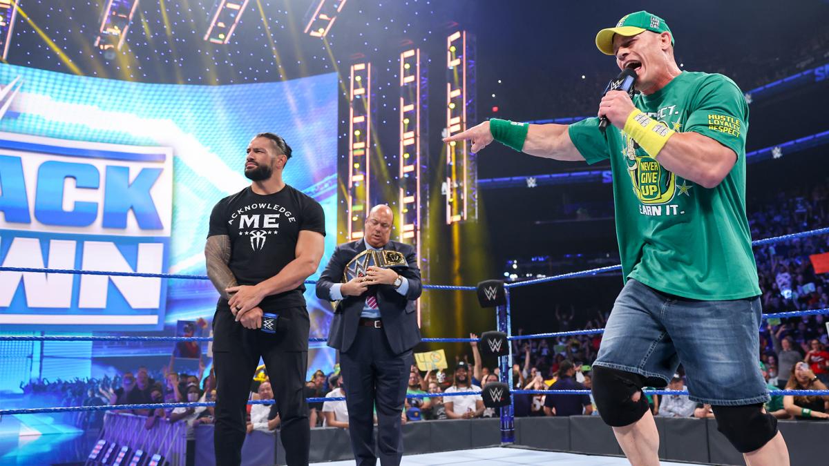 大会エンディングでWWEユニバーサル王者レインズ（左端）と舌戦を繰り広げたシナ（右端）。中央はヘイマン（Ｃ）2021 WWE, Inc. All Rights Reserved.