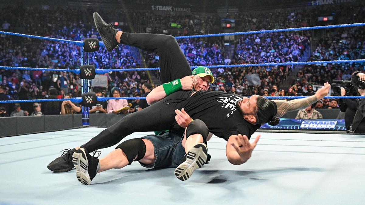 WWEユニバーサル王者レインズ（右）をスクールボーイで丸め込むシナ（Ｃ）2021 WWE, Inc. All Rights Reserved.
